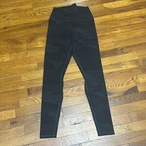 Alo yoga vapor camo legging